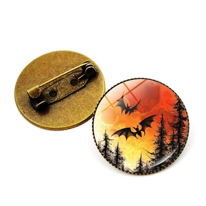 Detaillierte Vorder- und Rückseite des Vintage-Halloween-Abzeichens mit Bronze-Basis