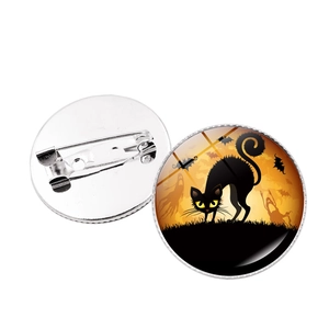 Halloween Kürbis Anstecker mit Motiv auf der Vorderseite und Sicherheitsnadel Rückseite