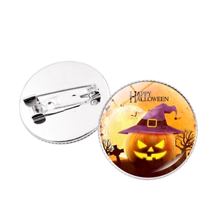 Details runder Halloween-Kürbis-Anstecker mit festlichem Design und Sicherheitsnadel-Rückseite