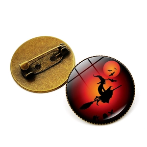 Vintage Halloween Kürbis Hexe Brosche mit Bronze Metallbasis und Glaskuppel Design