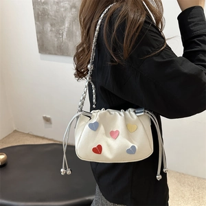 Sac à bandoulière en toile crème avec cœurs colorés et bandoulière chaîne argentée