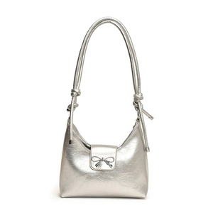 Metallisch silberne Hobo-Tasche mit Schleifenknoten und Faltentextur auf weißem Grund