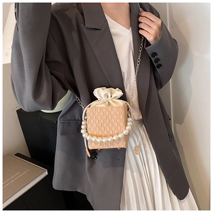 Detailansicht der Mini-Webtasche mit Kordelzug, Perlengriff und goldener Kette