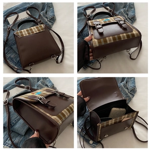 Détails d'un sac à dos vintage à carreaux avec rabats en cuir et boucles décoratives