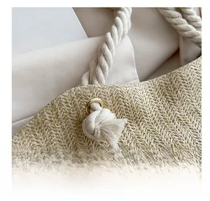 Détails macro du sac en paille tressée avec œillets métalliques et poignées en corde épaisse