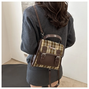 Détail du mini sac à dos à carreaux rétro avec finitions cuir et broderie chiot
