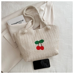 Sac cabas tissé beige avec broderie cerise rouge et poignées en corde de coton épais