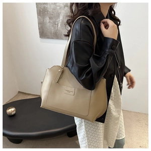 Sac fourre-tout en cuir kaki élégant avec bandoulière vintage et détails de couture