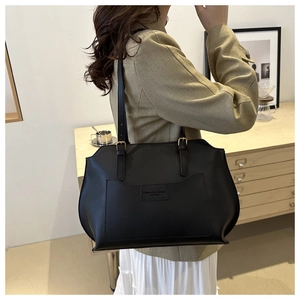 Détail du grand sac cabas noir en cuir PU mat montrant la poche avant et la texture lisse