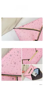 Pochette enveloppe rose à étoiles pailletées montrant le rangement interne pour tablette