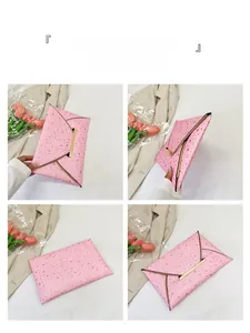 Pochette enveloppe rose avec motif d'étoiles argentées et fermoir doré sous plusieurs angles