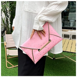 Pochette enveloppe rose à motifs d'étoiles argentées avec barre en métal dorée chic