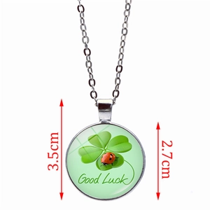 Collier trèfle à quatre feuilles avec pendentif coccinelle et dimension de 3,5 cm