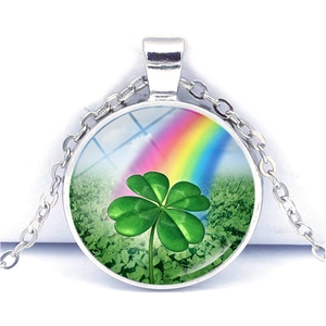 Vue détaillée du pendentif trèfle à quatre feuilles avec cabochon en verre et arc-en-ciel