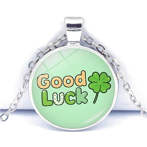Gros plan du pendentif trèfle à quatre feuilles avec texte Good Luck sur chaîne fine