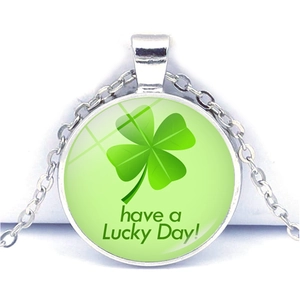 Gros plan du pendentif trèfle à quatre feuilles argenté avec message Have a Lucky Day