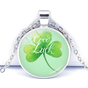 Collier pendentif trèfle porte-bonheur avec verre vert et chaîne argentée femme