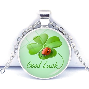 Collier trèfle avec pendentif en verre Good Luck et chaîne en alliage argenté porte-bonheur