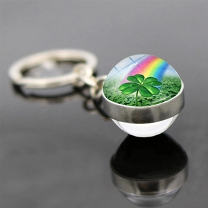 Dettaglio di un portachiavi a sfera di vetro con un quadrifoglio portafortuna e l'arcobaleno