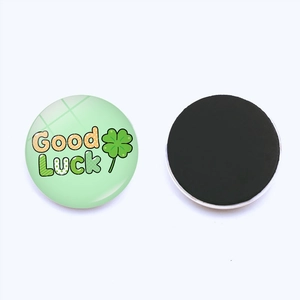 Grüner vierblättriger Kleeblatt Kühlschrankmagnet aus Kristallglas mit Good Luck Schrift