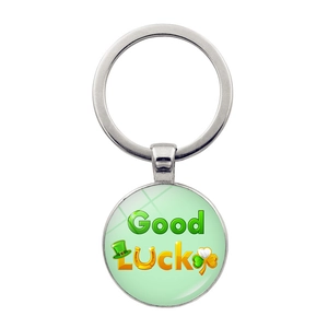 Dettaglio del portachiavi quadrifoglio Good Luck con motivi festivi verdi