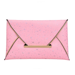 Pochette enveloppe rose avec motifs d'étoiles argentées et boucle en métal doré chic