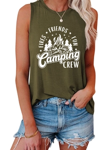 Détail de l'imprimé Camping Crew sur un débardeur vert armée avec des motifs de camping