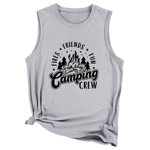 Détail du débardeur gris Camping Crew avec nœud frontal et imprimé graphique outdoor