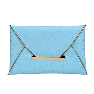 Pochette enveloppe bleu clair élégante avec étoiles argentées et garniture dorée