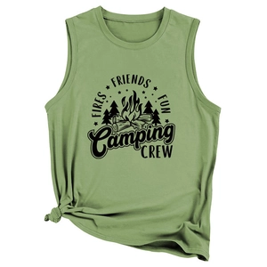 Détail du débardeur de camping vert avec nœud latéral et imprimé graphique