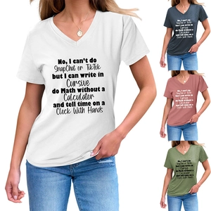 Nuancier de t-shirts à col en V montrant le blanc, le gris, le rose et le vert
