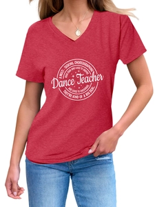 Dettaglio della maglietta rossa con scollo a V da donna con stampa Dance Teacher bianca