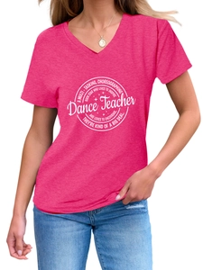 Dettaglio della maglietta rosa con scollo a V, stampa Dance Teacher bianca e jeans