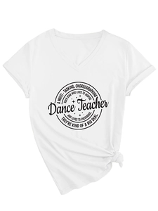 Dettaglio maglietta bianca in cotone con scollo a V, slogan Dance Teacher e nodo in vita