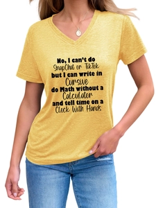 Détail du t-shirt jaune à col en V avec impression du texte No I Can't Do Snapchat