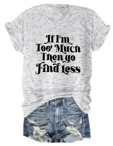 Détail de l'imprimé texte sur t-shirt gris et short en jean déchiré avec bords effilochés