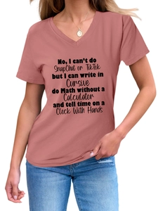 Détail du col en V d'un t-shirt femme à manches courtes avec lettrage noir vintage