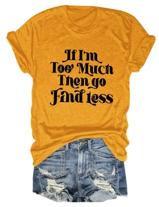 Détail d'un t-shirt en coton jaune avec texte imprimé et short en jean bleu