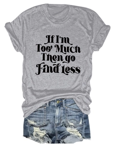 Détail du t-shirt gris à message et du short en jean bleu avec finitions effilochées