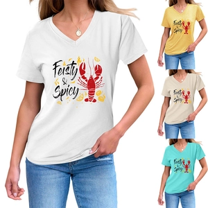 Détail de l'imprimé homard Feisty & Spicy sur un t-shirt col V avec options de couleurs