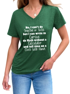 Détail d'un t-shirt vert foncé à col en V avec slogan blanc et texture de tissu