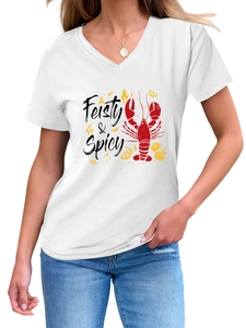 Détail du t-shirt blanc col en V avec imprimé graphique Feisty & Spicy et homard