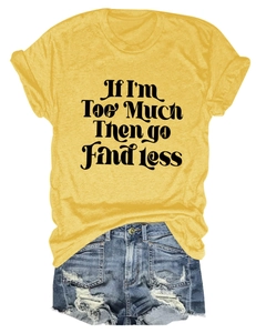 T-shirt jaune avec slogan 'Find Less' et short en jean bleu délavé posés à plat