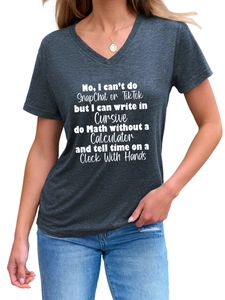 Détail du t-shirt col V gris foncé avec impression de texte humoristique blanc