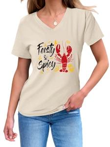 Détail de l'imprimé homard Feisty & Spicy sur un t-shirt beige à col en V pour femme