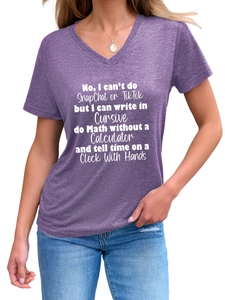 Détail du t-shirt violet à col en V avec slogan imprimé No I Can't Do Snapchat