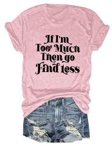Ensemble t-shirt rose avec texte imprimé et short en jean bleu déchiré posé à plat