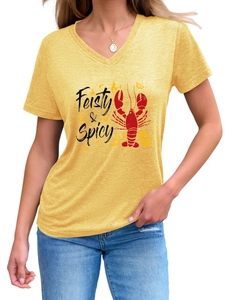 Détail du t-shirt jaune col en V avec motif homard et texte Feisty & Spicy stylé