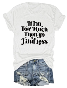 Détail d'un t-shirt blanc en coton imprimé et d'un short en jean bleu délavé