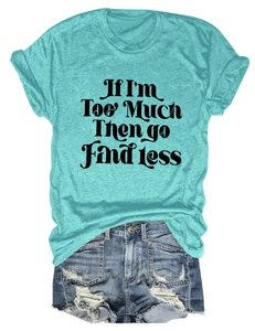 Vue à plat du t-shirt vert menthe avec texte et short en jean bleu délavé et usé